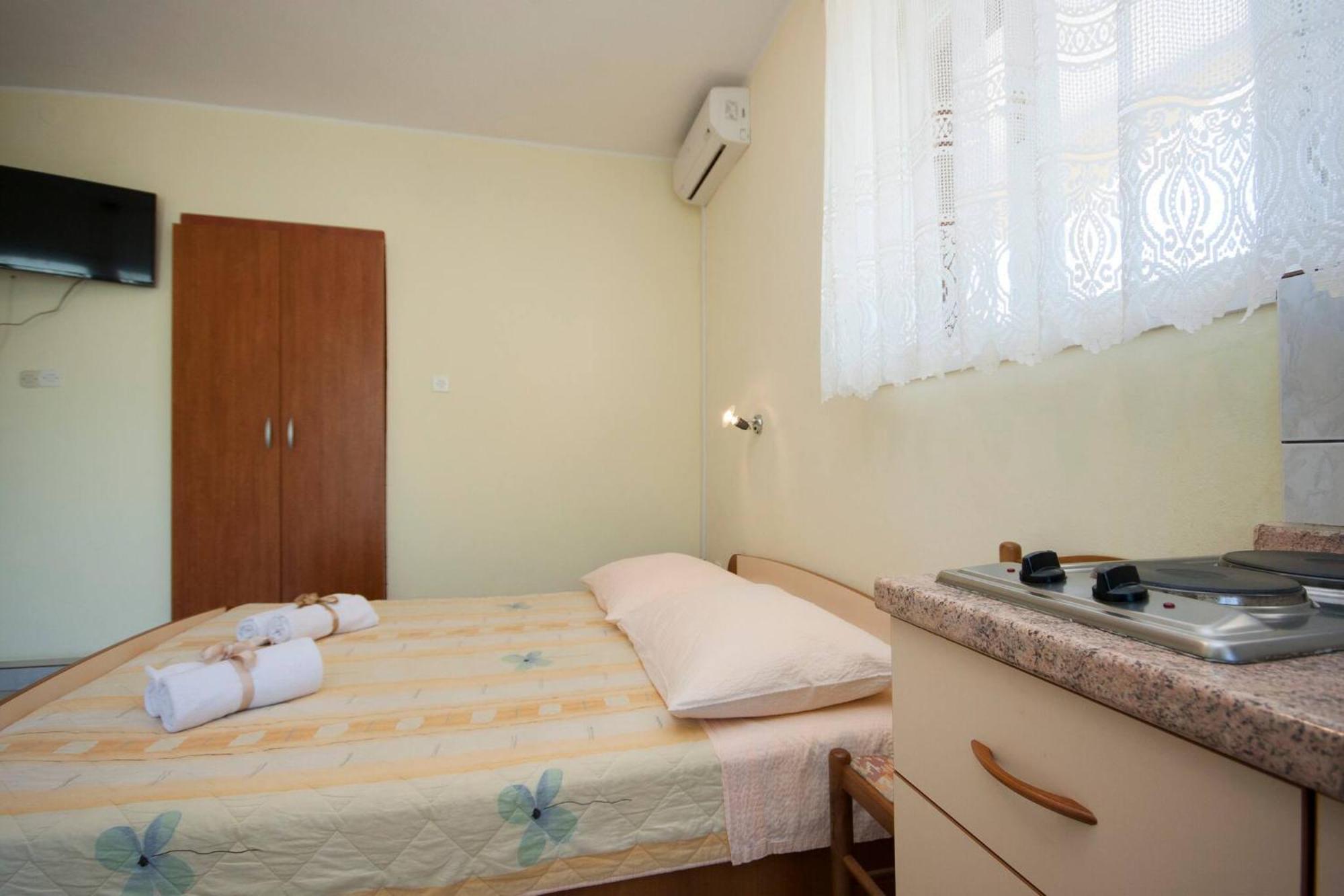 Family Apartments & Rooms Mikelin Primošten Esterno foto